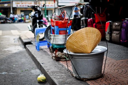 Gánh hàng ăn bên vỉa hè.